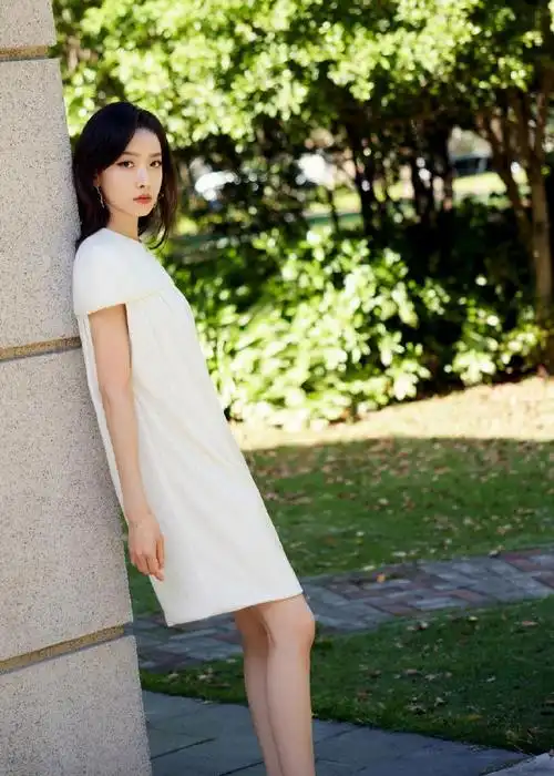 宋茜亚白披挂裙