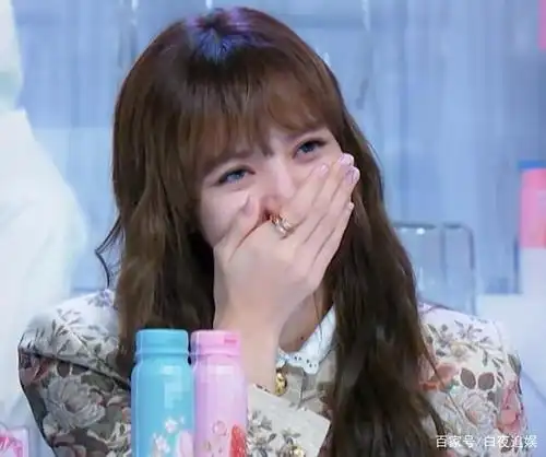 lisa现场被迷妹感动到哭,当镜头不经意抓拍,这生图颜值我慕了