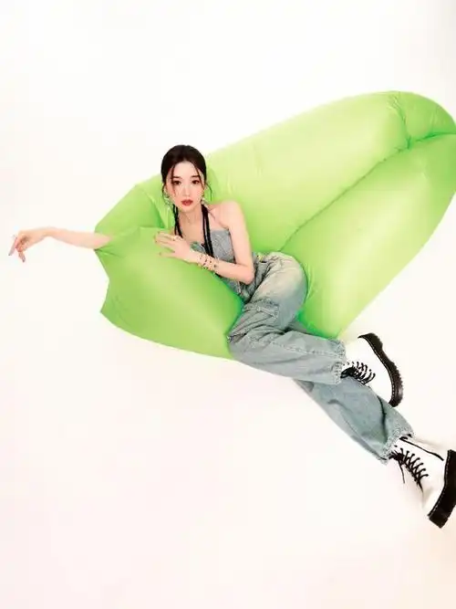 毛晓彤多巴胺穿搭甜美又可爱,高情商高智商,也比不上会穿搭