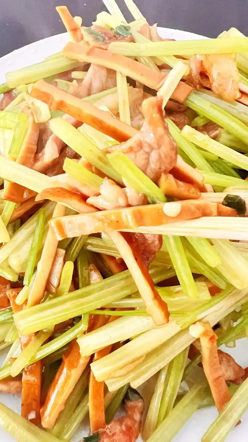 做法:1.芹菜切段 - 抖音