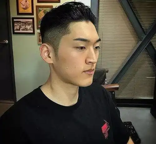 男士剪个什么样的发型,才能显得比较成熟?