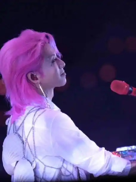 好喜欢广州第二天的花落01  小花在台上温柔的注视着台下哭唧唧的小