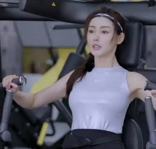 张天爱太敢穿了,"3cm短裤"还敢下蹲,挺直腰板让人看直了眼_健身_身材