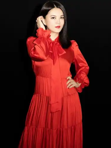 原创李湘变瘦又变美亮黄色连衣裙配披肩发优雅性感43岁气质更好了