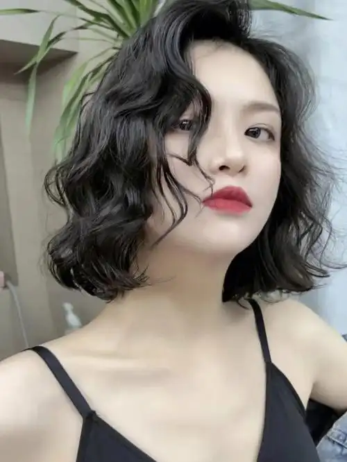 复古港风卷发冬季发型