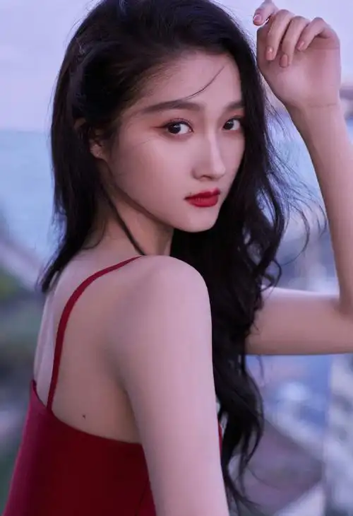 关晓彤明艳风##关晓彤红色吊带紧身裙