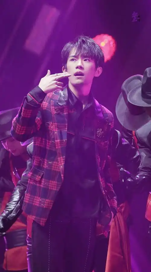 看了易烊千玺十年前旧照,想说发现他的星探比张艺谋还厉害!