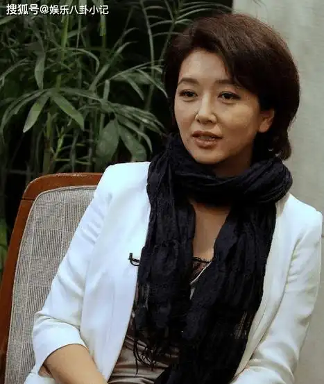 她是靳东前女友,高曙光前妻,二婚下嫁田小洁,女儿成了她的心病