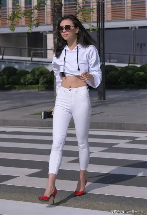 美女白色露脐卫衣搭配白色紧身裤让整个人看起来纯粹又通透