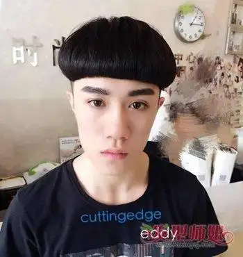 他会每次只把两边修剪短,上边头发继续留