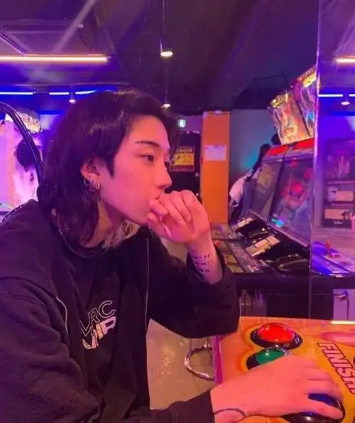 naver创始人的儿子lren以歌手身份正式出道曾出演blackpinklovesick