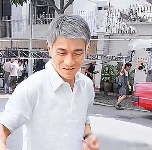 刘德华显老态,白发明显,啤酒肚抢镜,网友感叹:年华渐逝|素颜|娱乐圈