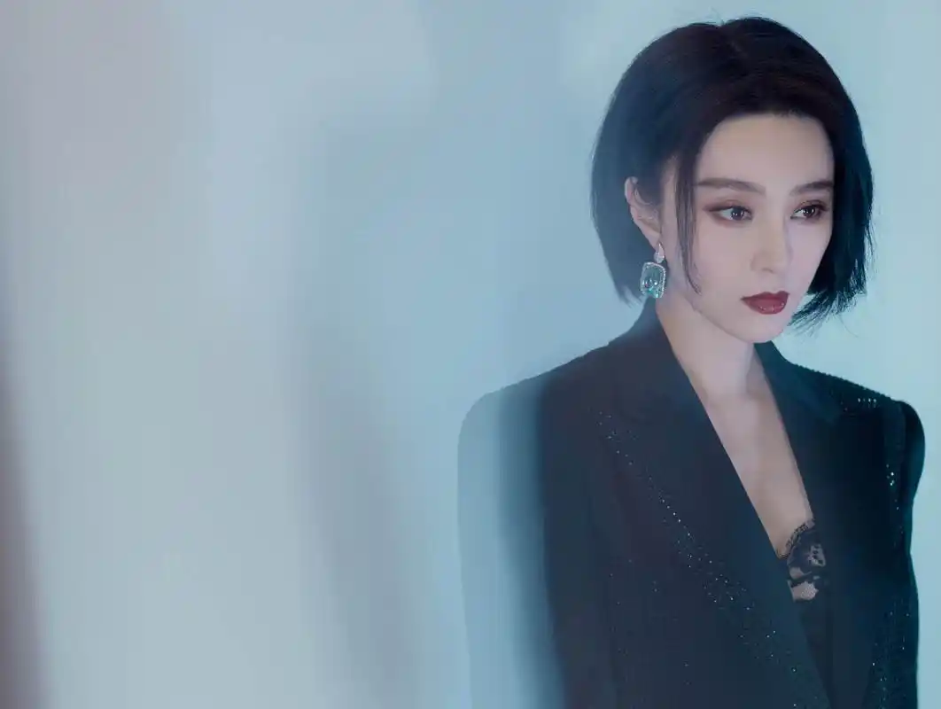 原创范冰冰湿发拿下开年第三封剪齐刘海不甜反酷化烟熏成霸气女王