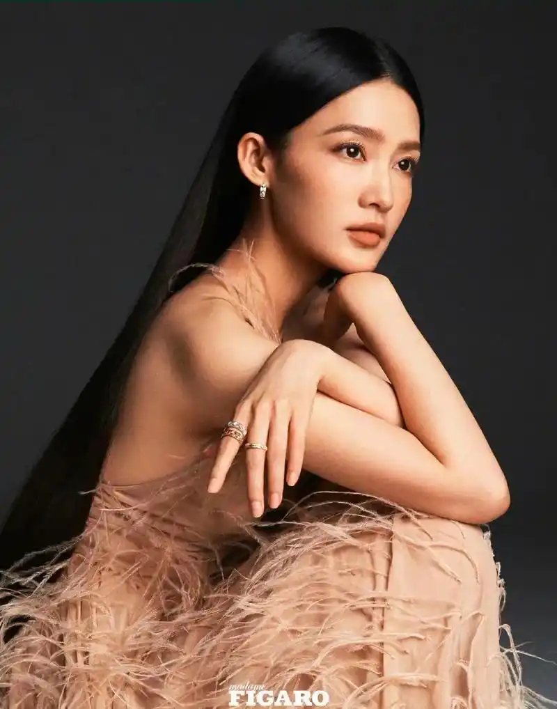 李沁 #李沁费加罗六月刊封面 #李沁黑长直光影质感大片   - 抖音