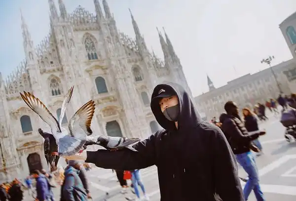 邓伦米兰上演背影杀,太帅气被外国人停车抓拍,下意识反应太可爱