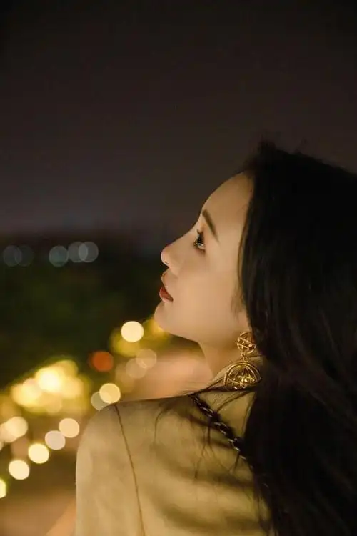 王鸥天台看风景,上演唯美侧颜杀,极具温柔感,浪漫到飞起