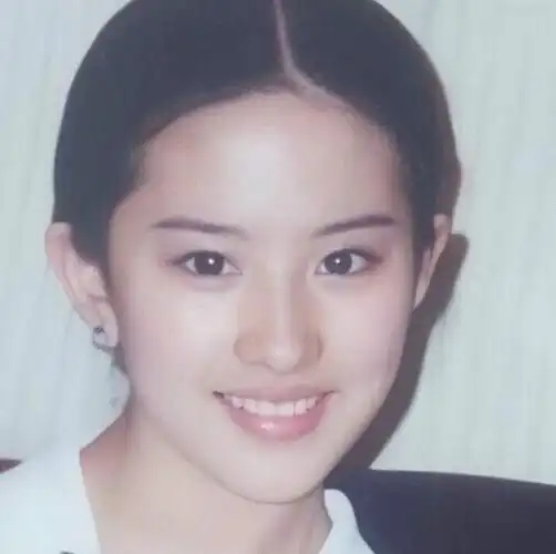 爱豆时期的刘亦菲,旧照复原,来看看和现在的对比