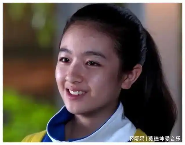 李兰迪分手哭戏上热搜10岁24岁荧屏变化五官等比例长大