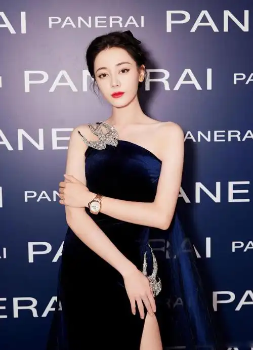 迪丽热巴一袭黑色长裙出席沛纳海晚宴,搭配精致盘发,优雅高贵__财经