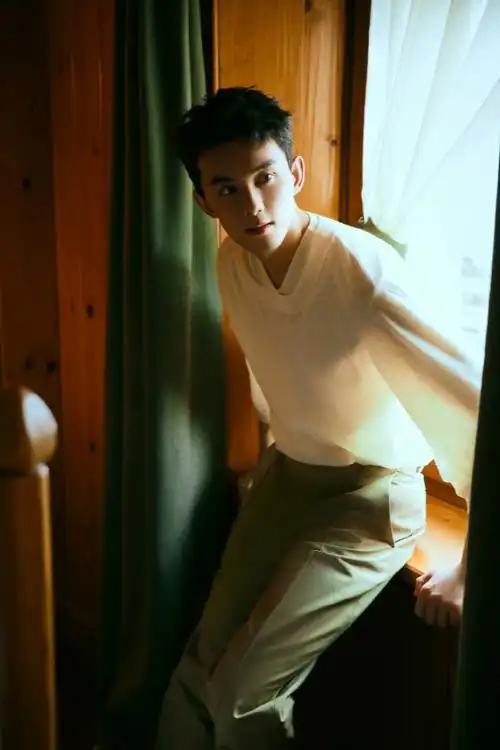 sohufashion·星鲜事##吴磊双开门绿色套装##吴磊名品宽肩