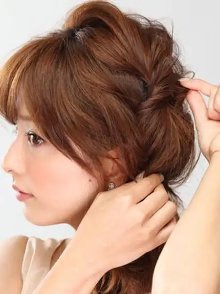 斜刘海卷发发型扎法步骤图解片