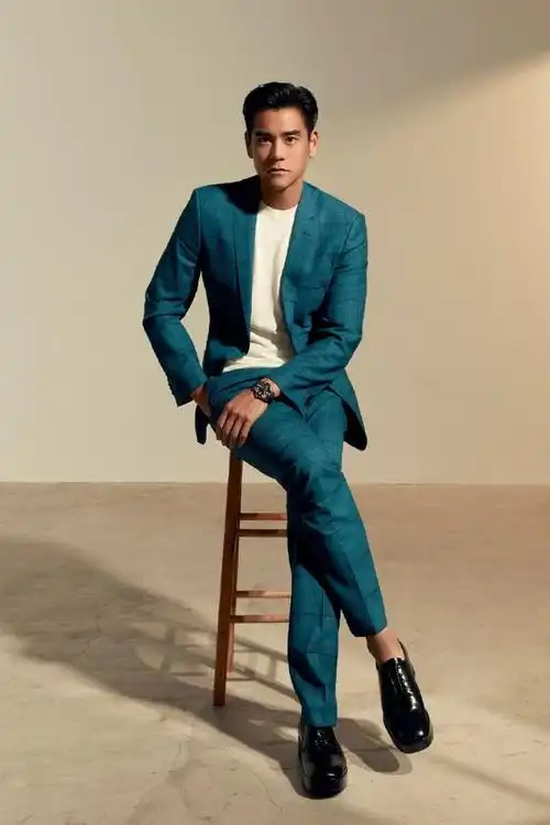 彭于晏的西装造型有多绝深色西装配上背头发型沉稳内敛有涵养