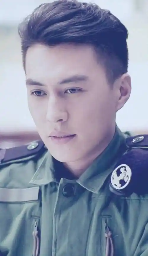 靳东航班晚点,在机场无聊的他拿出相机和粉丝玩起了对拍_低调_网友