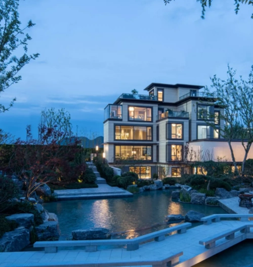 龙湖·湖山原著也持续占据贵阳市主城区别墅销冠的地位;龙湖·揽境