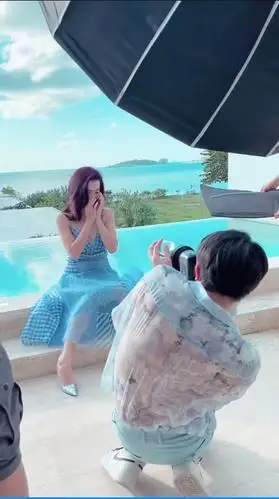 张柏芝真放得开,穿吊带泳池边拍写真,穿吊带裙好撩人