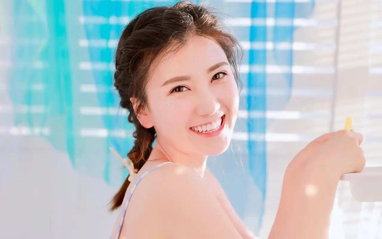 笑容甜美女孩唯美写真高清电脑壁纸