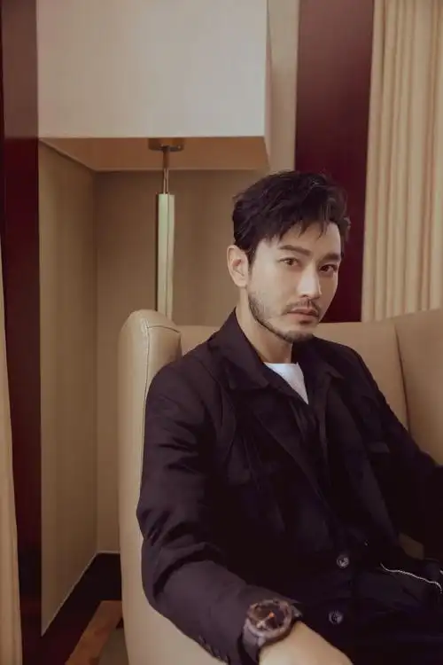 黄晓明蓄胡帅气显男人味 对镜招手憨笑萌态十足