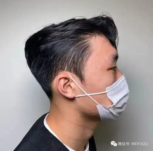 别剪三面光了今年流行留鬓角的发型