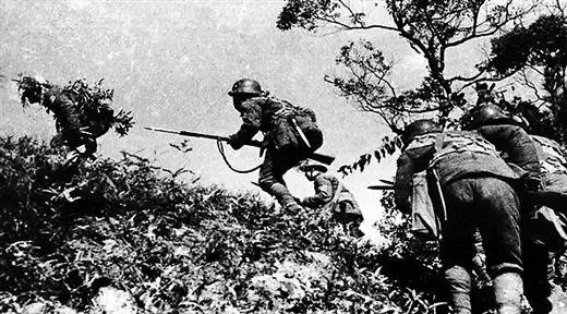 中国军队在昆仑关向日军发起攻击.