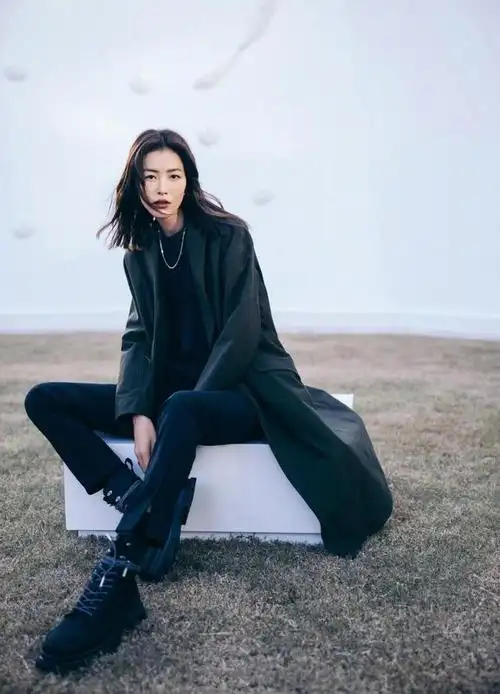 刘雯造型大突破!穿针织衫高扎丸子头好酷,天然头额骨极具特色