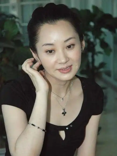 冯小刚曾赞她是"梦中情人",51岁不结婚,却被袁立揭了老底_许晴_刘波