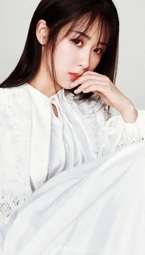 杨紫费加罗杂志cr水印