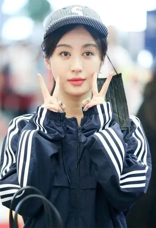 同为29岁,马思纯与李菲儿机场素颜照对比,李菲儿捂眼搞怪真可爱