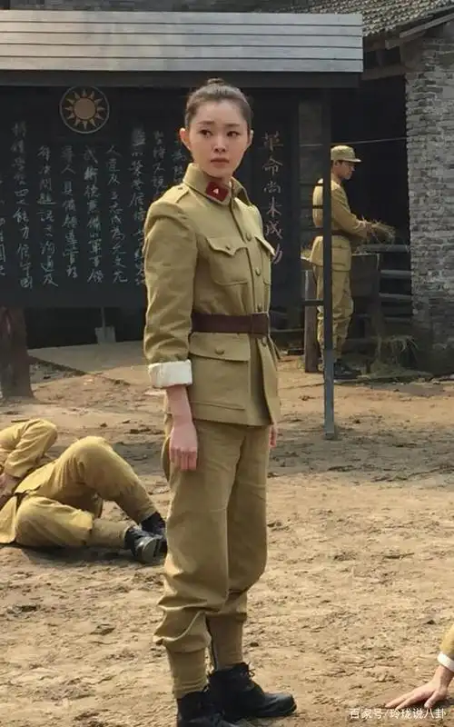 40位女明星军装照:赵丽颖金晨英气逼人,热巴娇俏,景甜青春可人