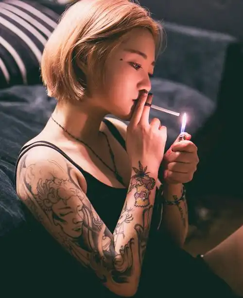 短发时髦美女的花臂纹身图片2