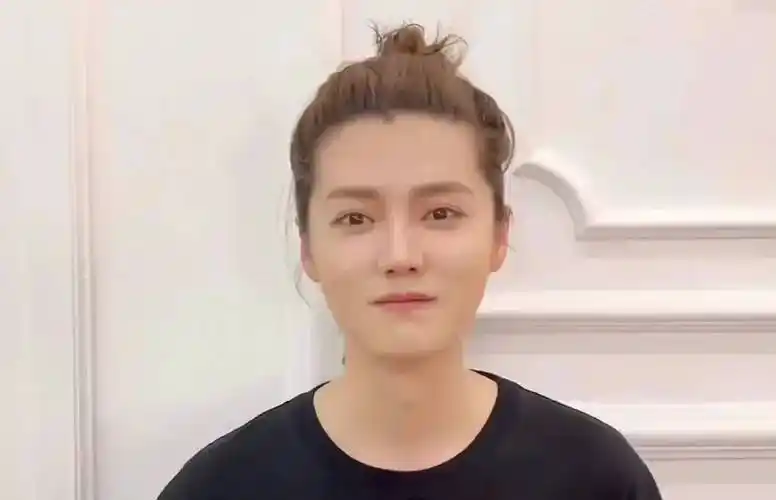 原创33岁鹿晗现身法令纹明显脸肿被嘲没牙齿网友越来越女人了