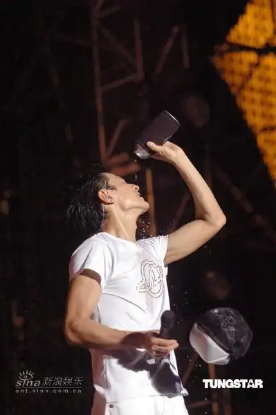 图文刘德华南京演唱会休息时洒水