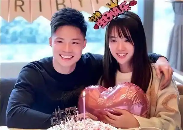 飞人苏炳添近况:为妻子庆生拍2人合体照,32岁娇妻靓丽如大学生