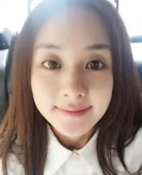 黄晓明夸赵丽颖素颜好看,当看到她卸妆后:皮肤太真实了