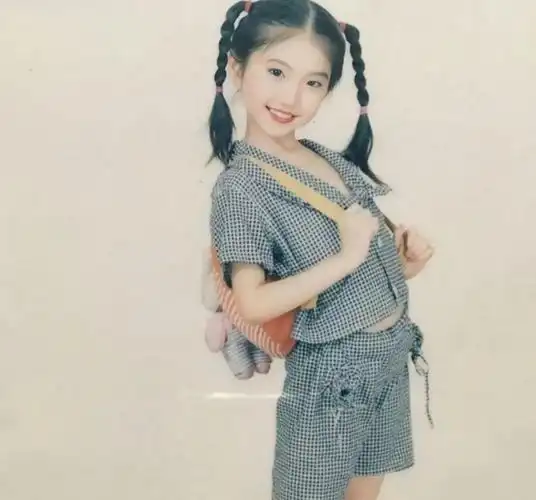 朱珠自5岁开始,就学习钢琴,音乐,书法,绘画等,还未成年就可以独自环球