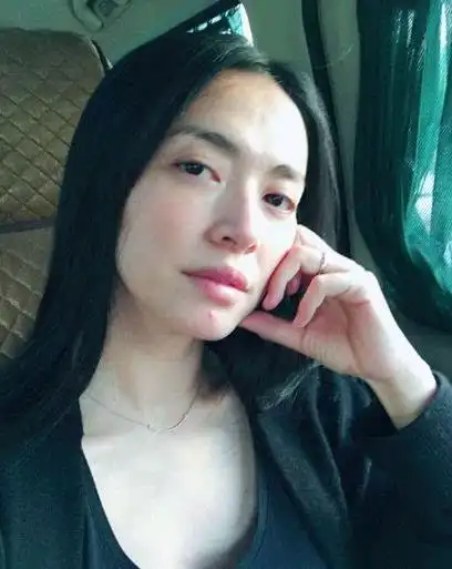 姚晨晒素颜自拍,角度怪异五官比例失调,刘海减龄嫩成少女