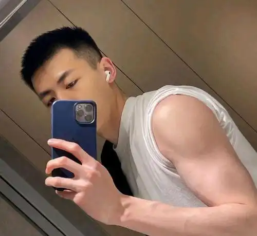 寸头健身弟弟,他的样子真的很白净!
