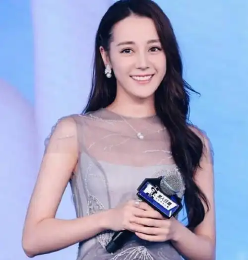 一辑照片揭示迪丽热巴的美全靠p图,法令纹深,肤色不均零仙气