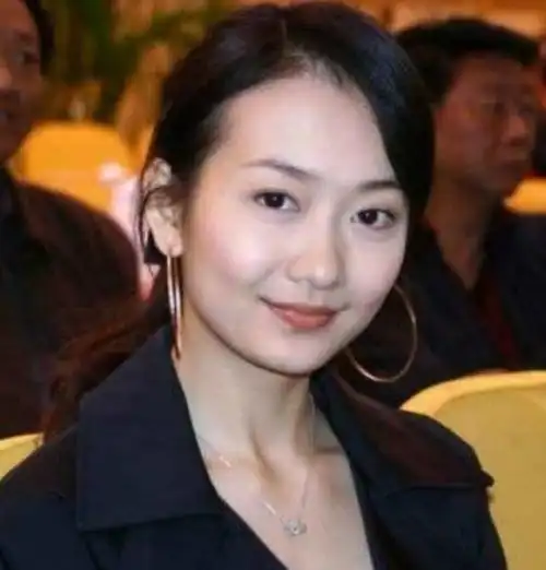 现在的王鸥固然是很美,可回看她年轻时候她当年的脸其实并没有如今
