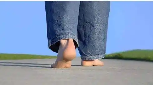 面相秘诀看人走路和人脚相知人祸福性格与健康