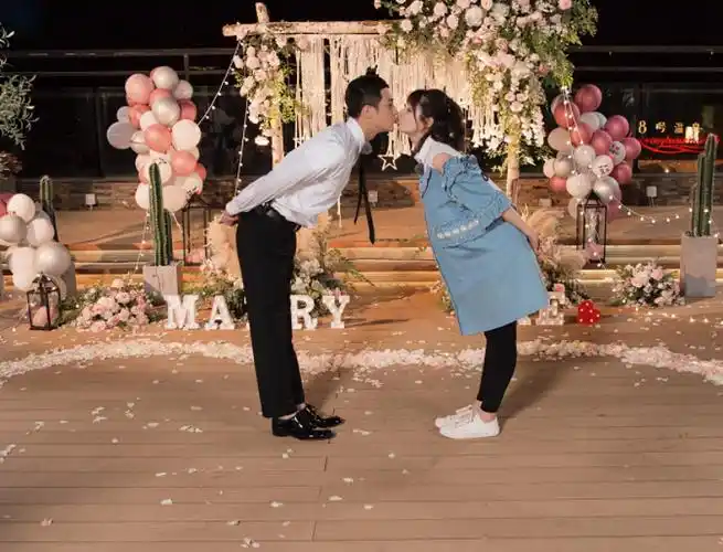 姜潮求婚,有谁注意他送给麦迪娜的钻戒?网友:一辈子只能送一人